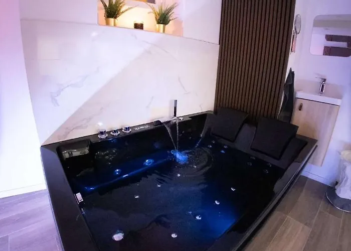 Cozy With Private Jacuzzi
